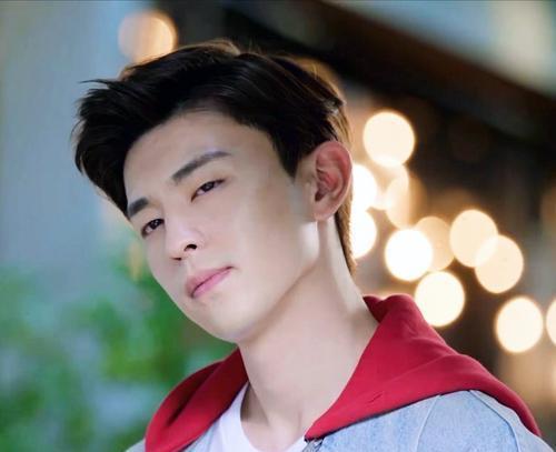 鞠婧祎爆料李小璐视频,真相背后引热议”